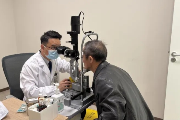 七旬老人十年眼疾終見光明——南昌愛爾眼科成功實(shí)施角膜移植手術(shù)